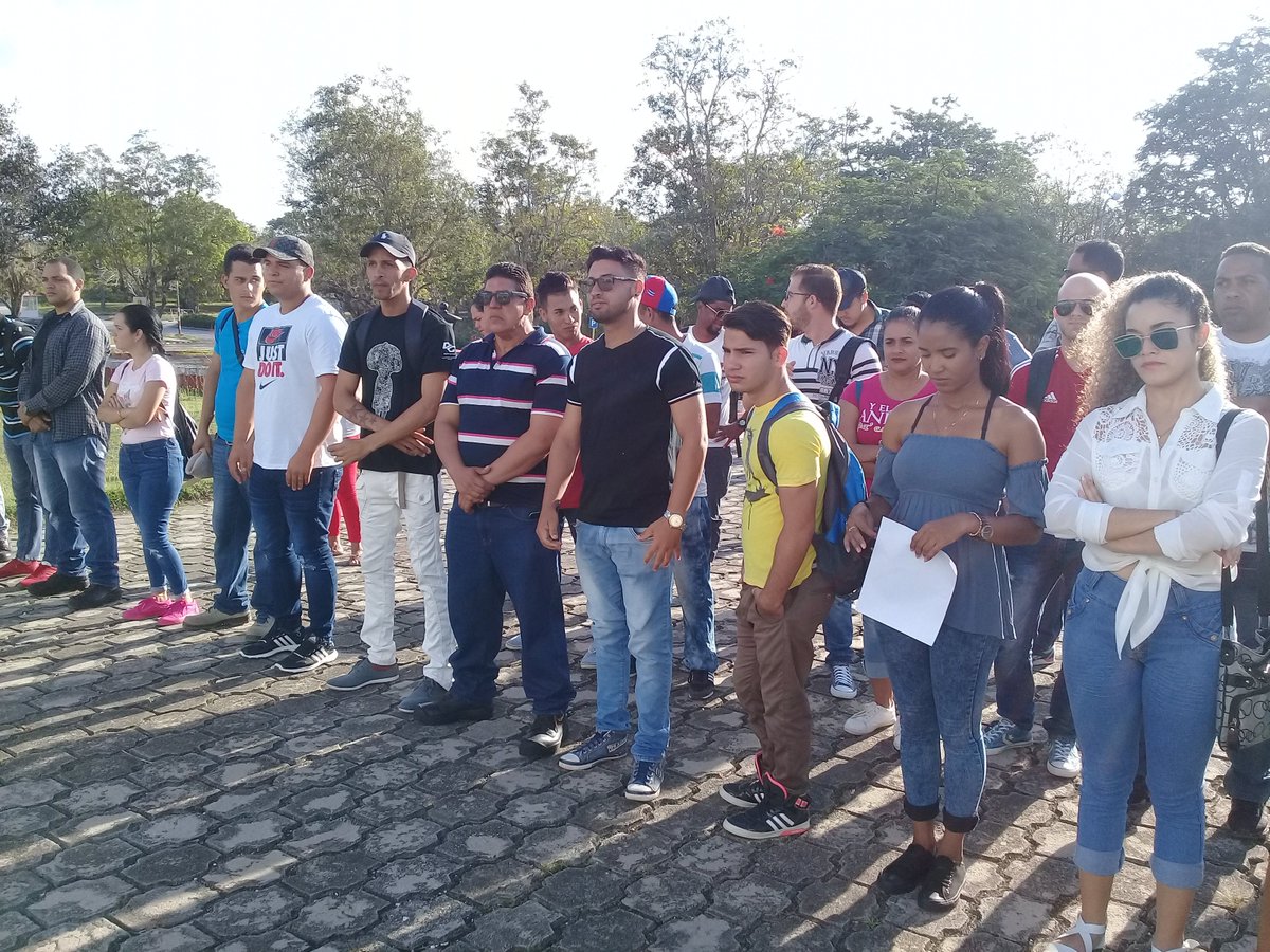 UJCMcpioHolguin's tweet photo. Abanderado en la Plaza Mayor General Calixto García Iñiguez el Contingente Juvenil #11Congreso  para el apoyo a la situación epidemiológica del municipio, con la presencia de la máxima dirección de la provincia. Tú Futuro, Hoy. #SomosContinuidad #HacemosCuba #SomosCuba #11UJC. https://t.co/3euqT8bcUc
