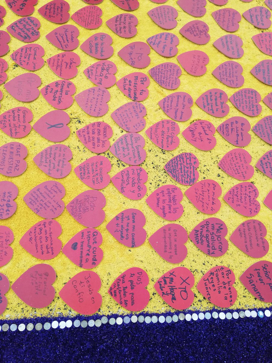 bmartinez_pl's tweet photo. Original alfombra de corazones con peticiones o agradecimientos de devotos de Jesús Nazareno de la Merced elaboraron vecinos, a temprana hora, sobre la 1a. Av. entre 3a. y 4a. calles, zona 1. https://t.co/L4UYS6xPk8