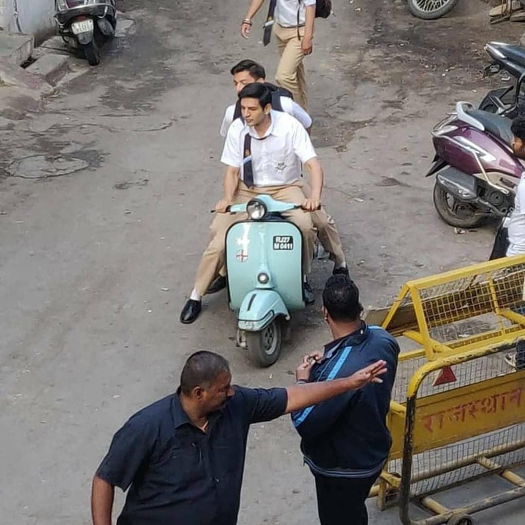 Filmypan01's tweet photo. Check out the look of @kartikaaryan from the set of #loveajkal2 ❤️
.
.
.
Follow @filmypan01 .
.
#KartikAaryan #SaraAliKhan #movie #actor #actress #loveajkal2 #photo #bollywoodfilm #bollywoodnews #bollywood #cinema #filmypan01 https://t.co/IuBnwbGik1