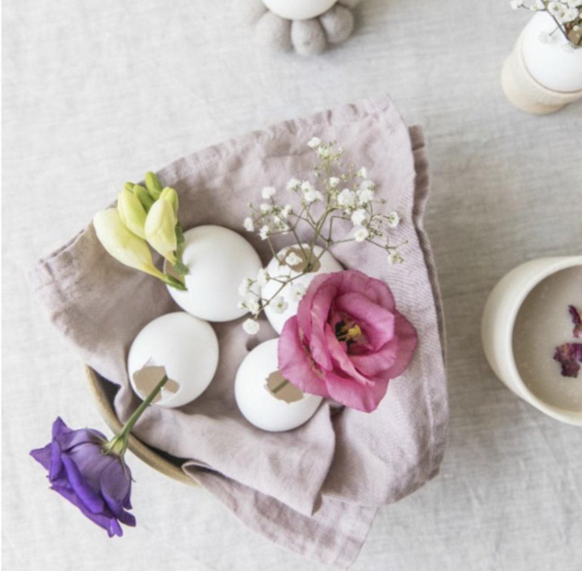#diyday // Was auf keinem österlichen Frühstückstisch fehlen darf? 🤔 Eier und Blumen selbstverständlich. 🐣💐 Wir zeigen dir, wie du beides auf zarte und stilvolle Weise miteinander kombiniest. Viel Freude mit unserem blumigen D-Ei-Y! 😉 
ow.ly/x5Uf50qipcB