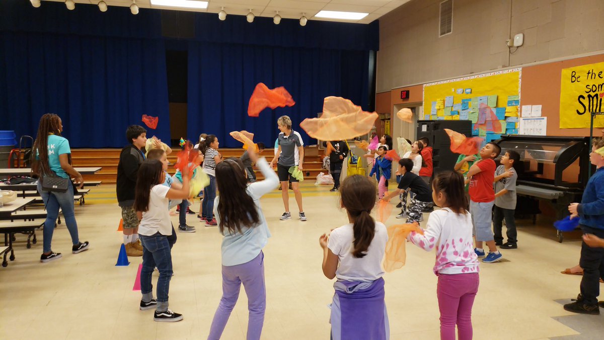 CJUSD_EXL's tweet photo. Staying active without having to be in the heat. Thank you @SandySpinSlade for visiting the expanded learning Ss @Lincoln_CJUSD and training staff on #skillastics https://t.co/qR41vIPnwW