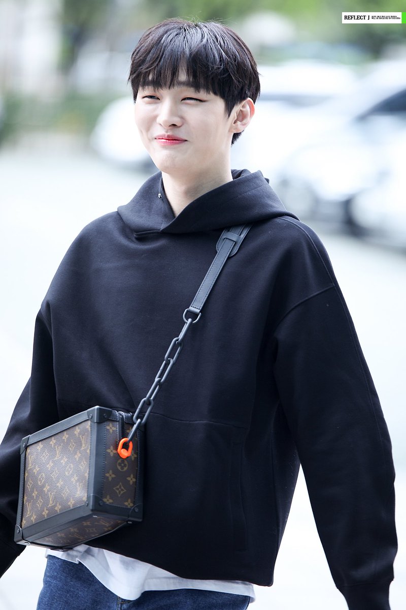 ReflectJ_91's tweet image. 190419 최화정의 파워타임 출근

윤쿠쿠캠에서는 울망울망🥺
출근길에서는 잔망잔망😘
우리 지성이는 천사야ㅠㅠㅠㅠ👼🏻
#윤지성 #YoonJisung