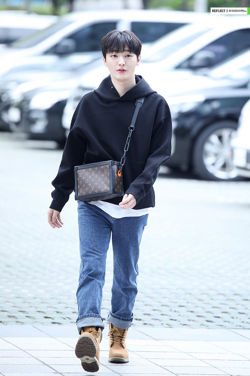 ReflectJ_91's tweet image. 190419 최화정의 파워타임 출근

윤쿠쿠캠에서는 울망울망🥺
출근길에서는 잔망잔망😘
우리 지성이는 천사야ㅠㅠㅠㅠ👼🏻
#윤지성 #YoonJisung