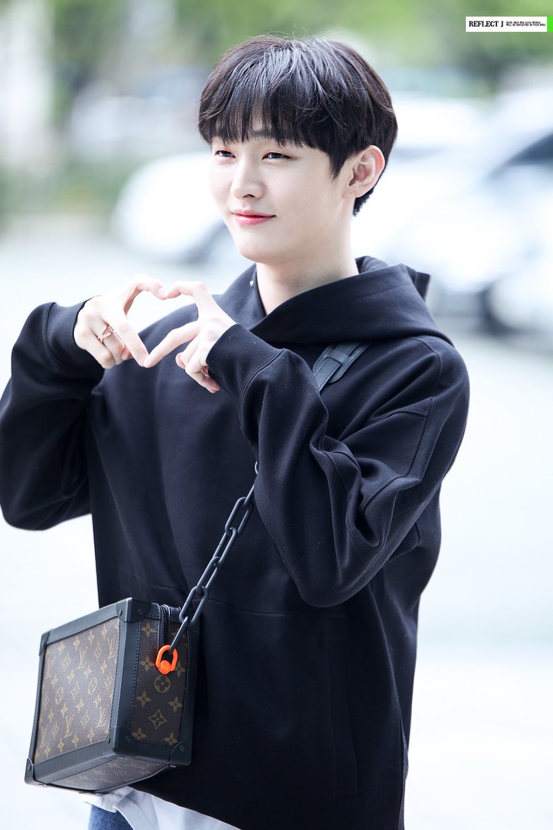 ReflectJ_91's tweet image. 190419 최화정의 파워타임 출근

윤쿠쿠캠에서는 울망울망🥺
출근길에서는 잔망잔망😘
우리 지성이는 천사야ㅠㅠㅠㅠ👼🏻
#윤지성 #YoonJisung