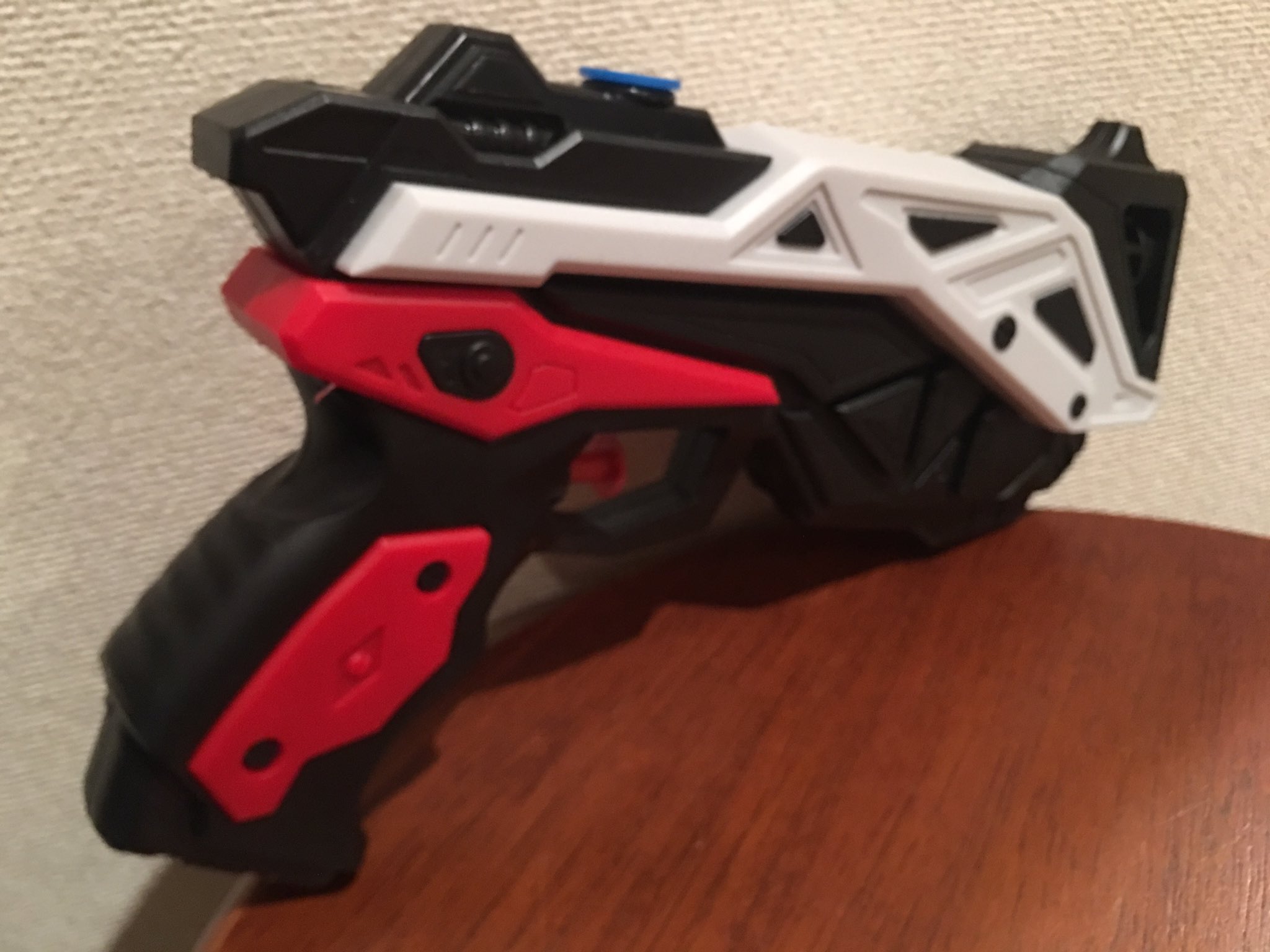 くろさび ダイソーで売っている水鉄砲 黒のフレームに紅白のシェル ウォータータンクキャップは青 手に持った時の収まりも程よくデザインも今風に仕上がっている 近年稀に見るグッドアイテム 1丁108円 カラバリ2種類 くろさび ダイソーで売っている水鉄砲 黒のフレームに紅白のシェル ウォータータンクキャップは青 手に持った時の収まりも程よくデザインも今風に仕上がっている 近年稀に見るグッドアイテム 1丁108円 カラバリ2種類