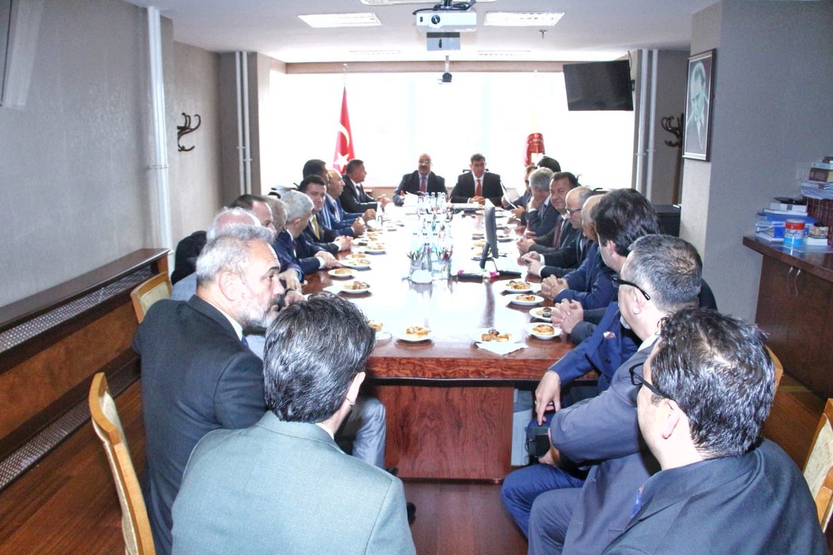 İşkence gören meslektaşımız için bütün Baro Başkanları ortaklaştı. Önce işkenceciler için 79 Baro ve TBB'nin suç duyurusu, ardından da tutuklama talep eden Savcı ve Ev Hapsi kararı veren Hakim için HSK'ya şikayet... Bu böyle kalmayacak.