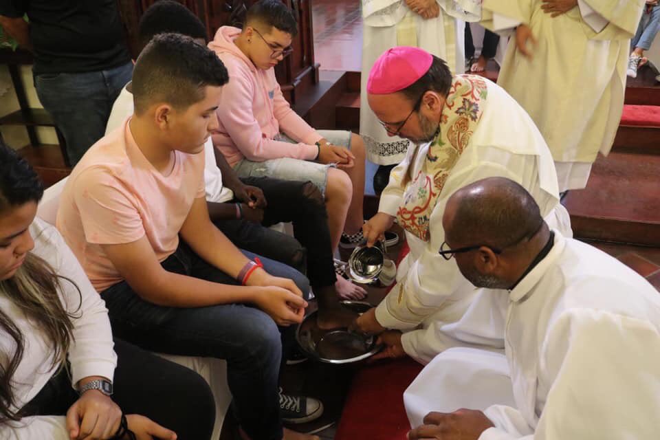 EpiscopalPR's tweet photo. Primer día de nuestra Pascua Juvenil y oficio de Jueves Santo #abrazameyvayamosjuntos https://t.co/31Xdl3MNND