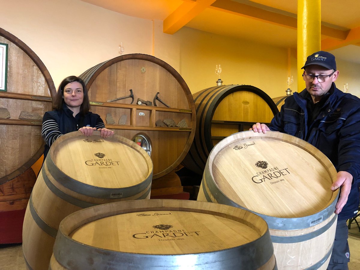 Réception de nouveaux fûts de Chêne pour le vieillissement du vin rouge de Champagne, qui entrera l’année prochaine dans l’assemblage de notre Brut Rosé (Rosé d’assemblage). 
#ChampagneGardet #Gardet #EquipeGardet #Fûtsdechêne