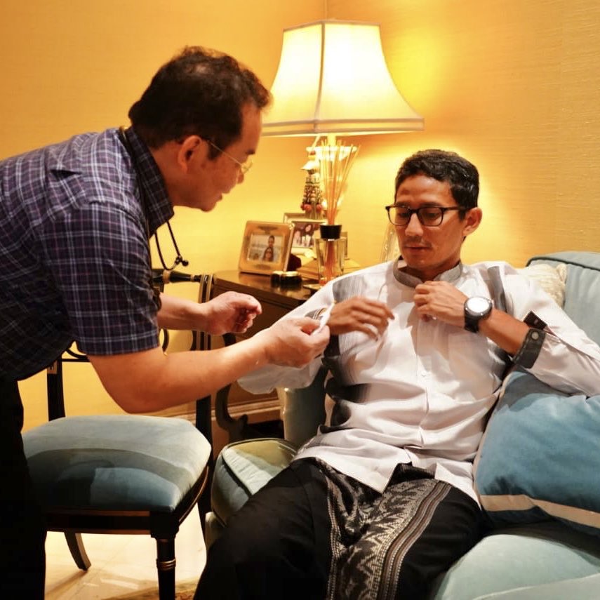 sandiuno's tweet image. Baru saja saya menjalani cek kesehatan oleh dengan Kartariadi Gandadinata, dan hasilnya saya masih harus istirahat dan disarankan untuk cek darah esok hari.

Selamat berakhir pekan untuk semuanya. Sampaikan salam saya untuk keluarga dan kerabat. Tetap semangat!