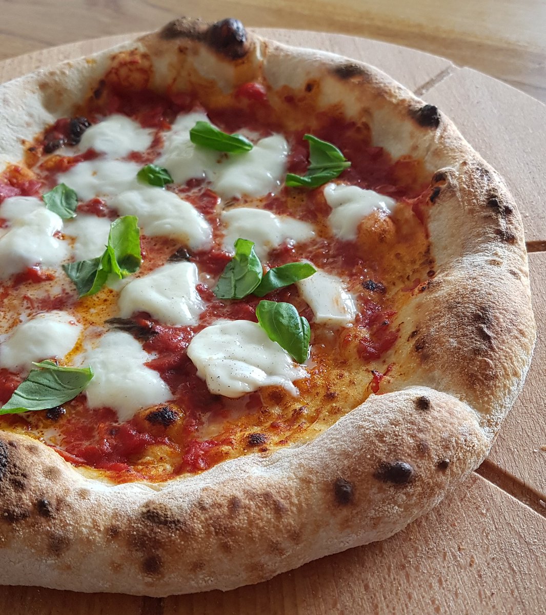 TomPoniat's tweet image. The best one so far!
#pizza #naplesstyle #cheeseeee