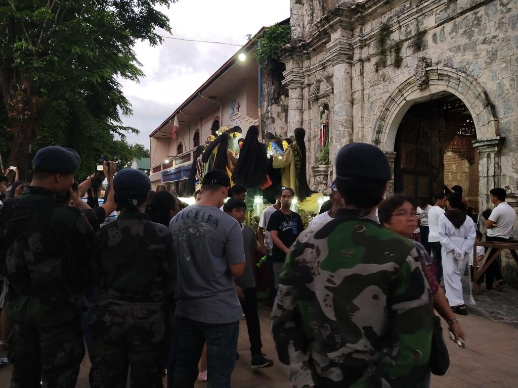 2ndQpmf's tweet photo. "Security/traffic assistance"
On April 19,2019 at about 5:00 oclock in the afternoon. Personnel of 2nd QPMFC under the direct supervision of PMAJ REYNALDO P REYES, participated and provided traffic and security assistance re Holy Week 2019 at Gumaca Quezon.#Goodfridayprocession https://t.co/0OWBePnWsA
