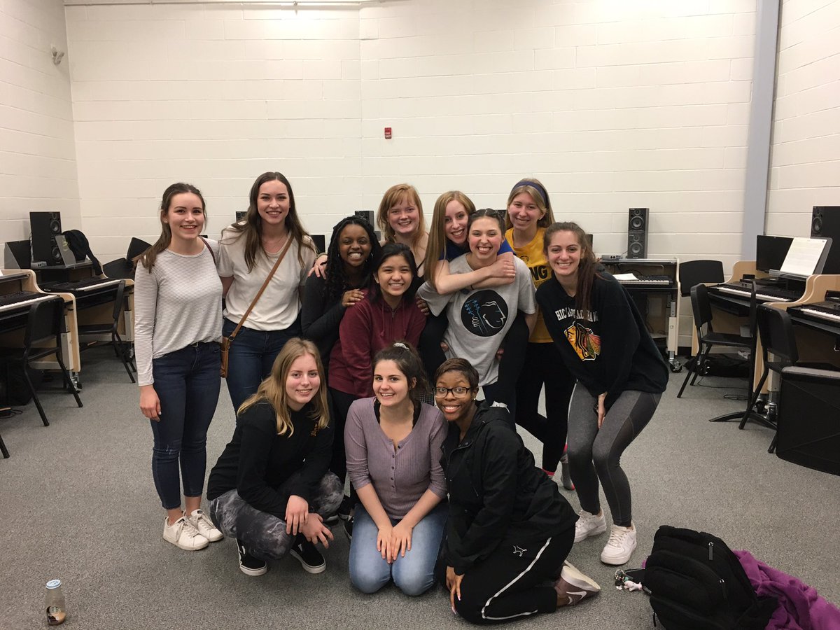 MeteaMusic's tweet photo. Alumni/Muses legends Amanda Patino and Danielle Lawson visited @MvhsMuses and shared stories about their sisterhood of song. https://t.co/7ftbkiyDQ7