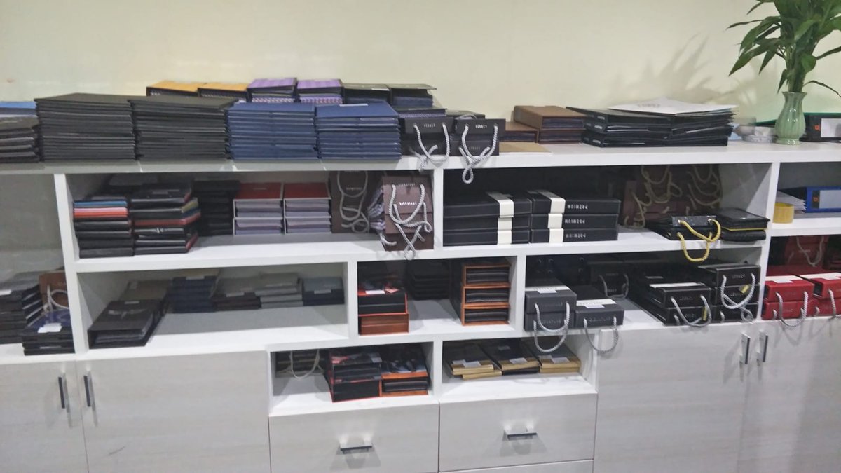 Bespoke_today's tweet photo. Sample Books for our Customer

Note: Stylo's Collection is one of the best Bespoke tailor in Thailand. 

#bespoketailor #styloscollection #kennymaster #bestsuitinBKK #samplebooks #bestbespoke #suit #fabric https://t.co/5kV7oGp2Ke