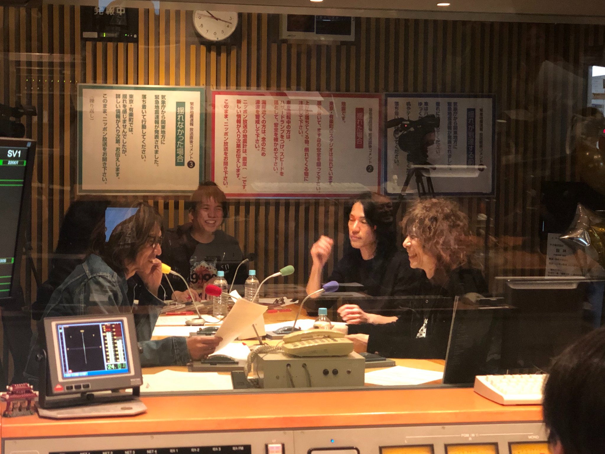オールナイトニッポン Twitterissa The Yellow Monkey のオールナイトニッポンgold 生放送中 ラジオブースにいる4人の写真はコチラ オープニングから4人の楽しいトークが炸裂してます イエローモンキーann オールナイトニッポン T Co J6aavgmhwp Twitter