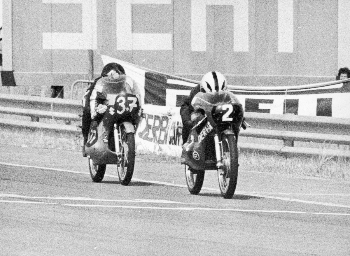 Vamos para el Gran Premio de España, en 1971 el maestro Nieto perdió el título de 50cc pero ganó el de 125cc contra Barry Sheene en el Jarama. Un día histórico para nuestro motociclismo sin lugar a dudas. c/c <a href="/JesSanSan/">JESUS SANCHEZ SANTOS</a> (📸 <a href="/box_repsol/">Box_Repsol</a>)