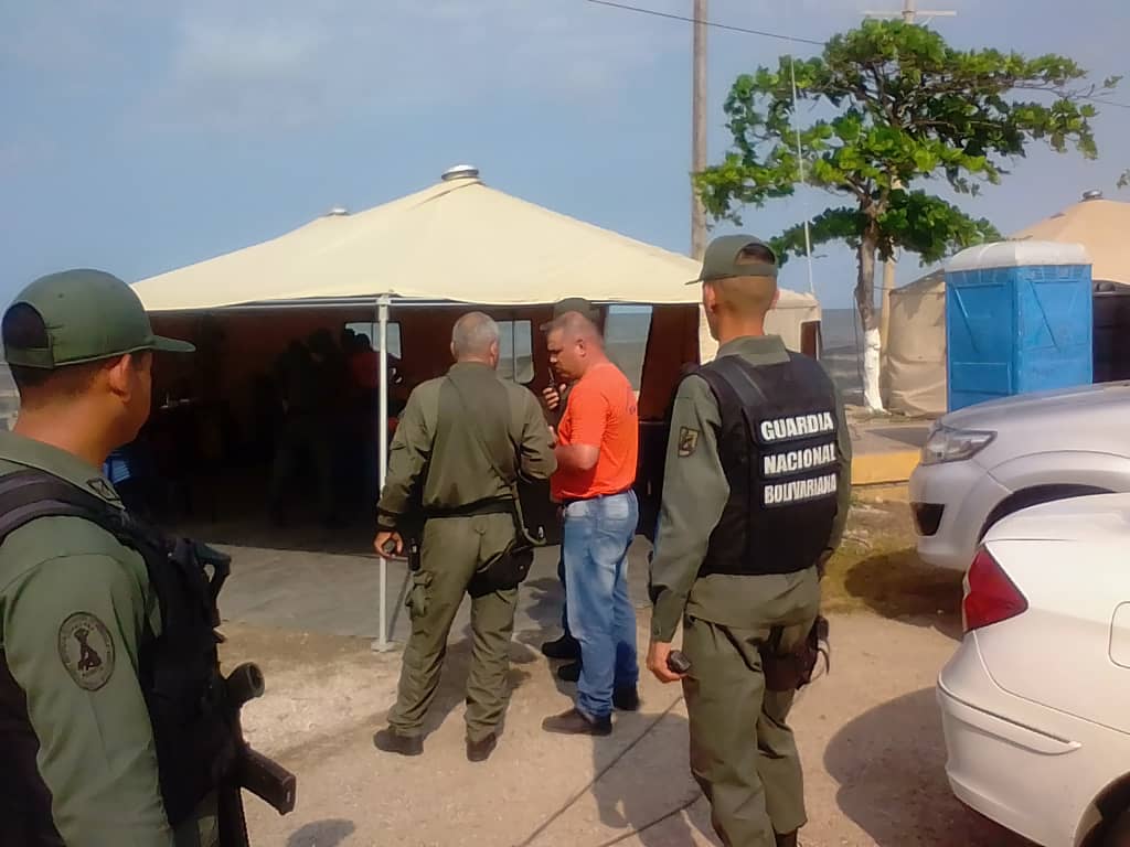 PCADMiranda's tweet photo. El General de División Isidro Lugo Becerrit y el General de Brigada Juan Carlos Luján, visitan nuestro hospital de campaña ubicado en playa Valle seco,municipio Brión,parroquia Higuerote #SemanaSanta2019 #PCMiranda https://t.co/COGZGZhBBH
