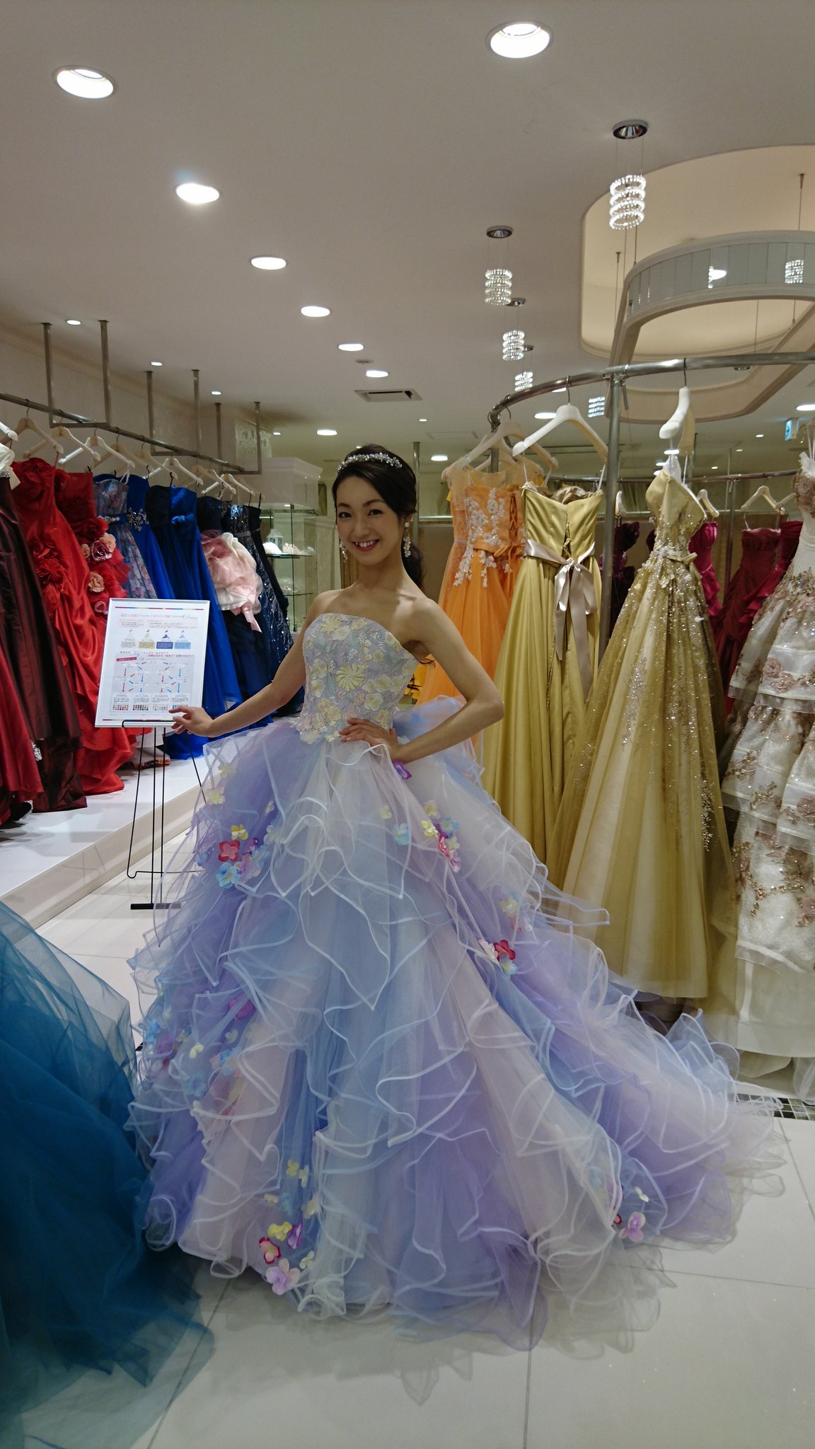 八木岡弓美子official プリンセスガーデンヨコハマ様にてドレスショー ヴィオラ という名前の付いたラプンツェルカラー のカラードレス T Co Mq3kobke ドレスショー カラードレス お色直しドレス 披露宴ドレス カクテルドレス