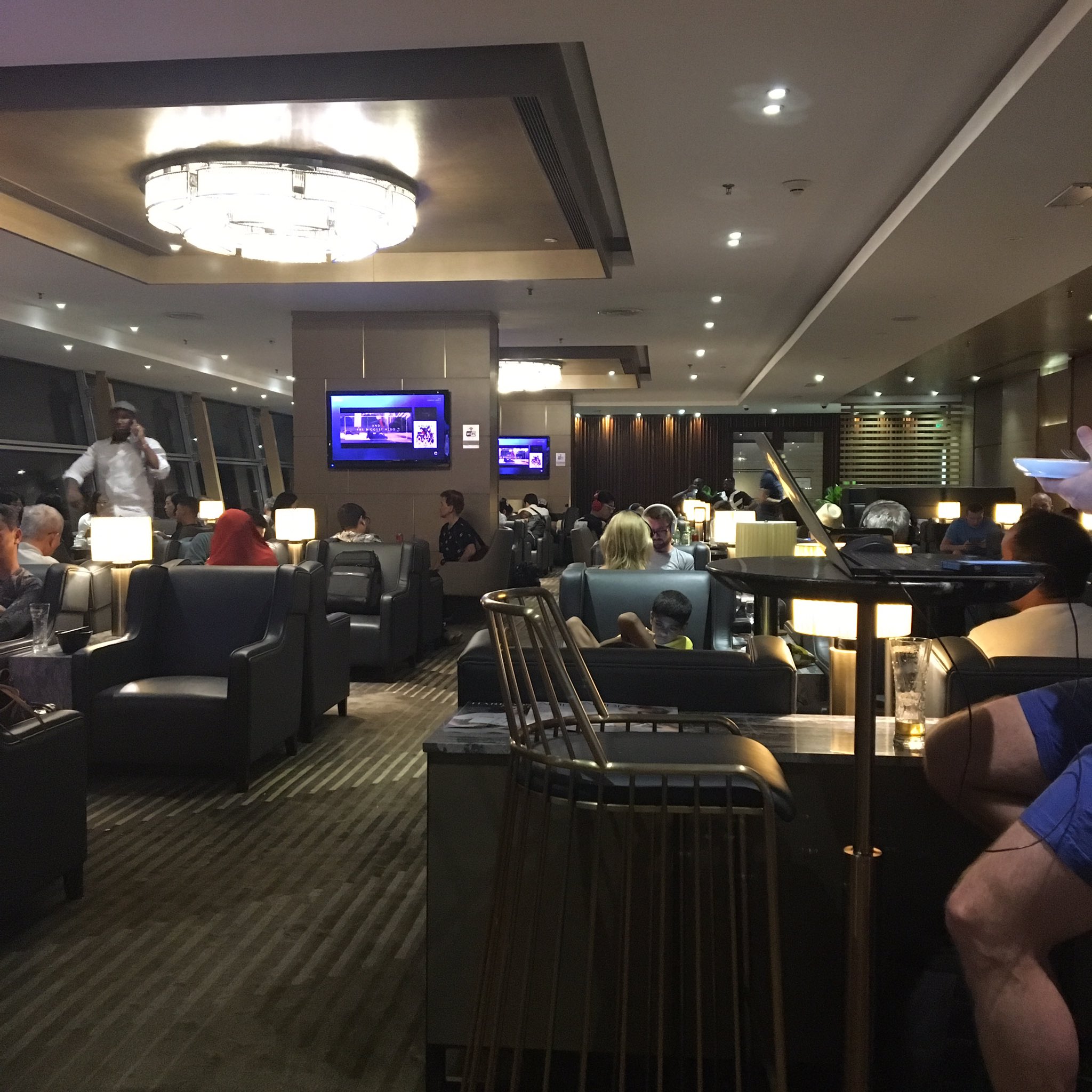 Superlittlejoy プノンペンとシェムリアップの空港ラウンジの食事は数も豊富で美味い 落ち着いた雰囲気も好き T Co Rfnwjosu98 Twitter
