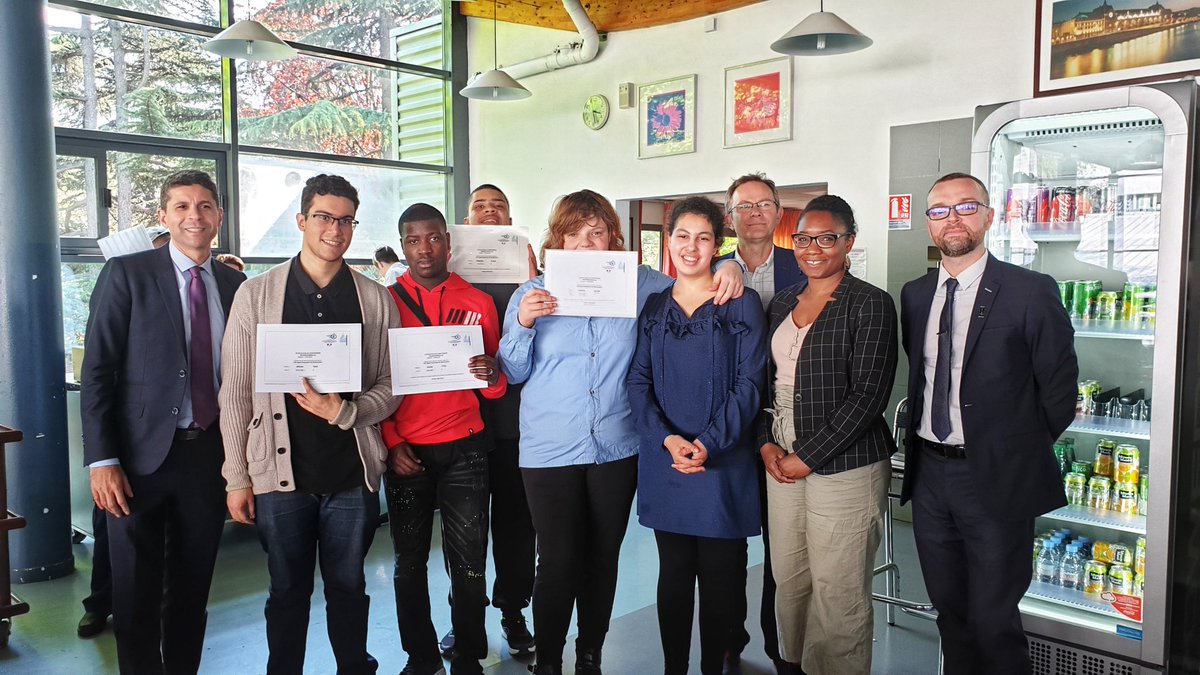 Remise des attestations aux passerelles #Elhand et #CQP ! 
Rappelons qu'à l'#EPMT, 2.2% des personnes accueillies sont en situation de #handicap 
Un grand #Merci à nos partenaires ! #Hippopotamus <a href="/BuffaloGrill/">Buffalo Grill</a> @Elior_recrute #Unirh
@Fafih_OPCA #Engagement