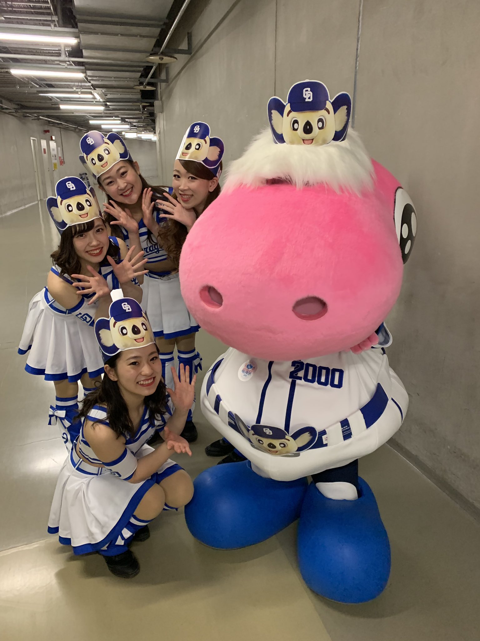 チアドラゴンズ公式 Twitterissa 今日はドアラ化したみなさんと一緒に勝利を分かち合えてとっっても嬉しかったです チアドラもドアラ化しました そして一緒にナゴヤドームを盛り上げてくれたつば九郎さん ドアラさんと仲良しで人気者の2人の絡みも可愛かった
