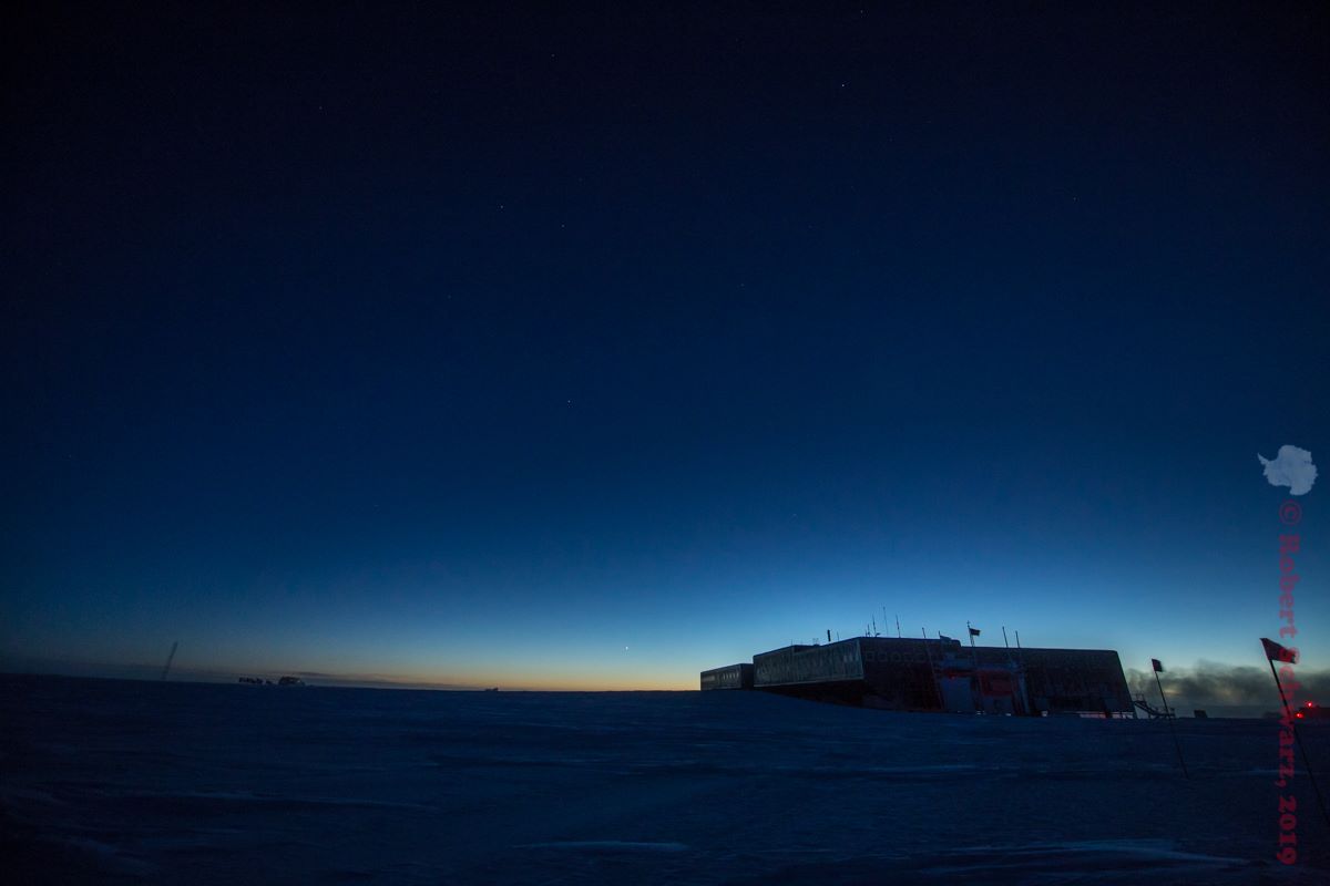 SPTelescope's tweet photo. The Sun is 10 degrees below the horizon, but you can still see the glow on the horizon during the twilight.  In the next few weeks, they should start having some pretty spectacular Southern Lights.  Picture of the South Pole Station from @iceman_90South #sunset #southpole https://t.co/QFcPReS4cv