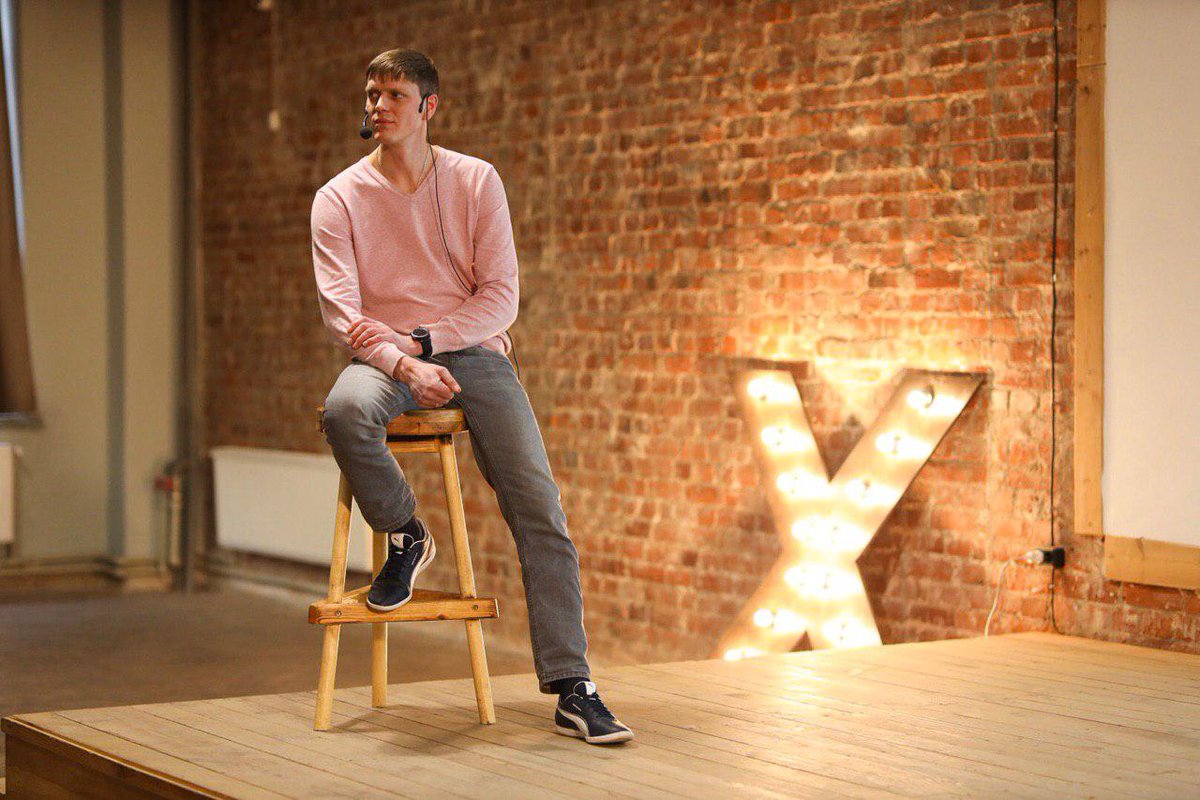 Think_Java's tweet image. Вячеслав Белецкий уже читает первую часть доклада о Kafka. Внимательно слушаем 😀.