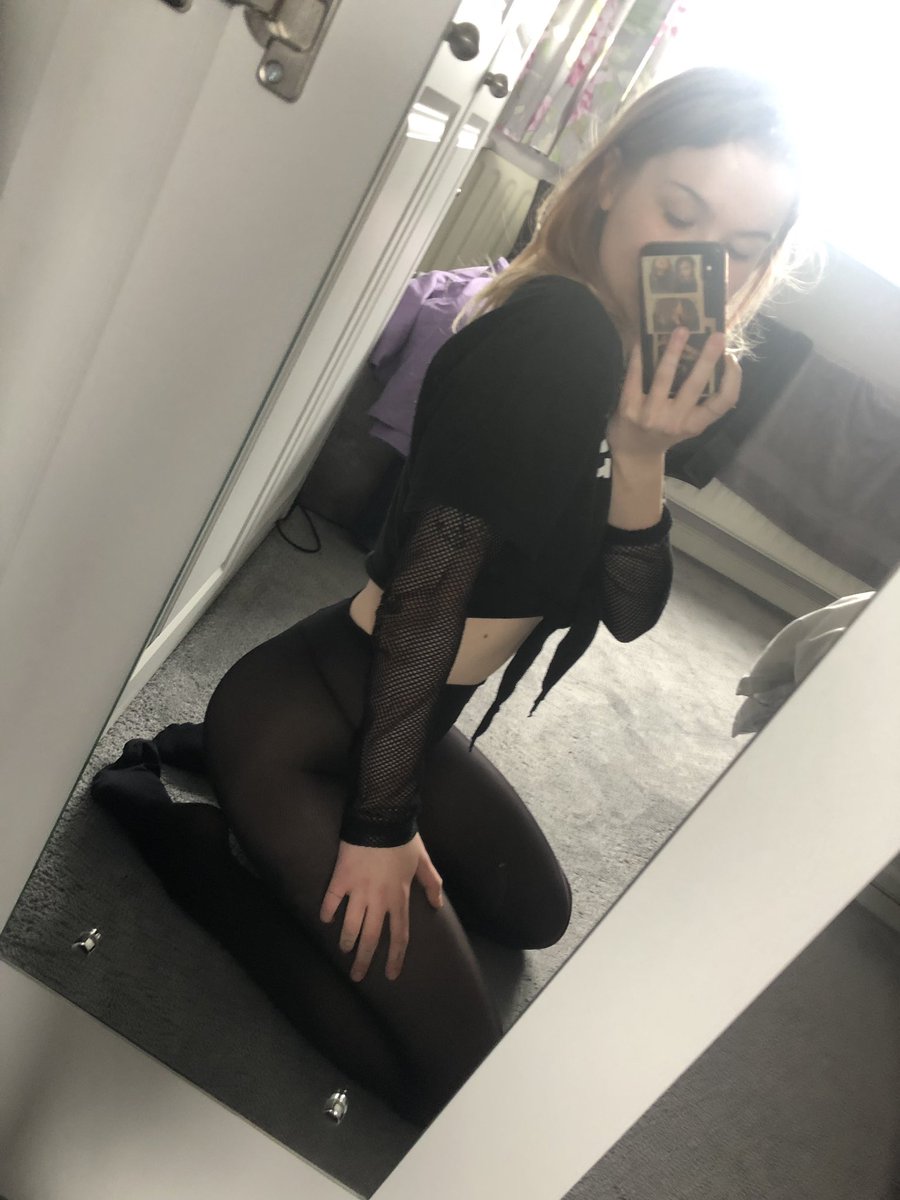 cherryp38827558's tweet photo. come get me piggies #PayPig #SugarDaddy #Sugarmummy #onlyfans #mistress #gaygirl #feetfetish #tights #usedtights https://t.co/MzwMqaNAbg
