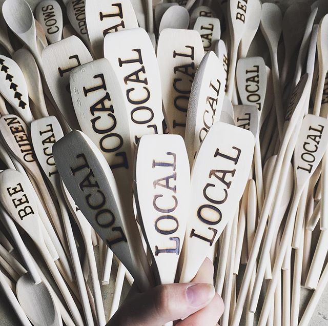 GoodTimesROA's tweet photo. <<< Maker Spotlight >>> Homestead Relics creates hand burned home and garden decor (garden stakes, spoons, cutting boards, rolling pins, signs), as well as seed paper. At #theearlybird event https://t.co/5HnYSfxIw1  #downtownroanoke https://t.co/U6GxH2dV2w