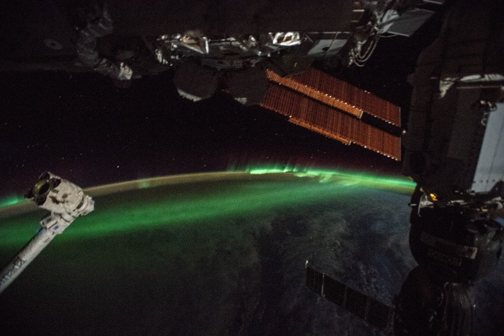 HackTheMoon's tweet photo. Behold the Southern Lights! https://t.co/6XeUS5Xrxz #HackTheMoon https://t.co/zWNIu4ieHV