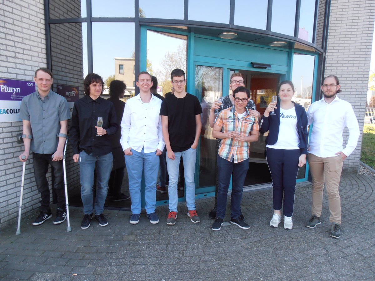 Deze goede vrijdag kan niet beter! Heerlijke zon en 8 studenten die in het zonnetje worden gezet op hun diploma uitreiking. Proficiat allemaal!