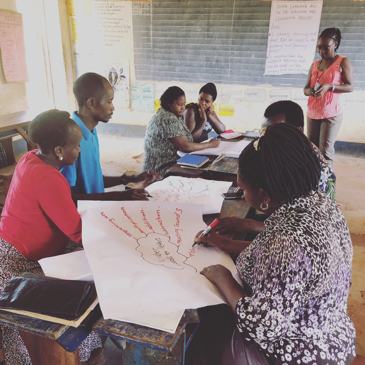 Janet, Redearth Project Manager, training teachers at Masindi Junior. The subject - ‘Using learning aids in the teaching and learning process and how these different aids can be used’

#teachertraining #teachingaids #teachersfollowteachers #education #masindischools #uganda 🇺🇬