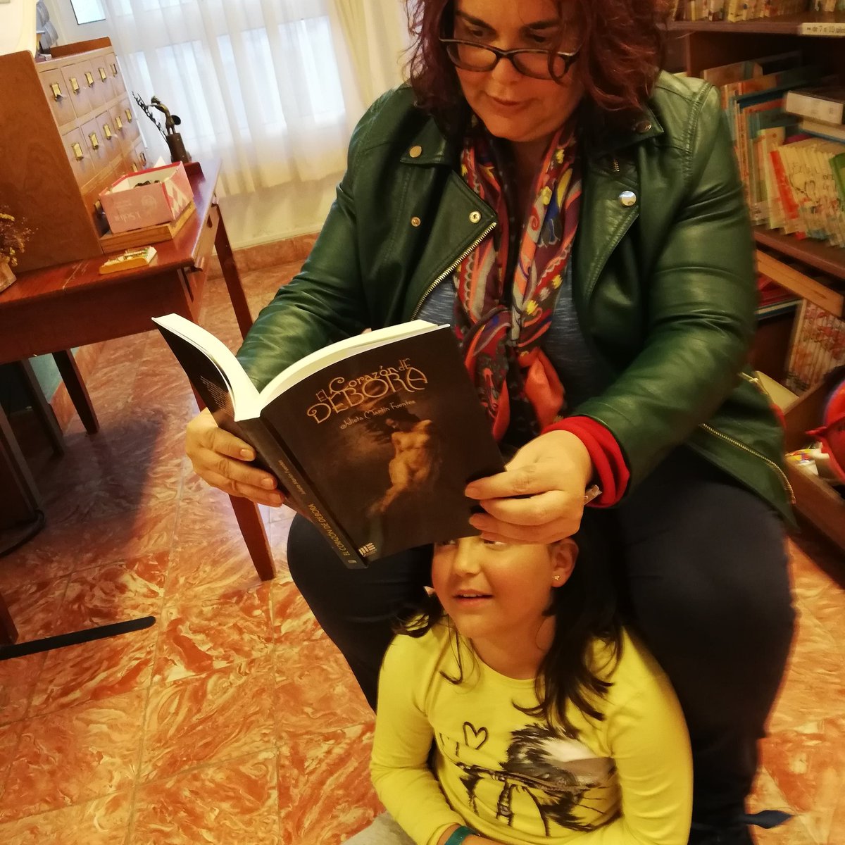 "El corazón se despliega como un libro y cabe mucho en él, pero que mucho mucho". Mari Carmen y hija María. Cuánto amor hay ahí, en el hornito, entre los brazos de su madre. ¡Muchas gracias! 😊❤️
#LeerEsVivirMas #ElCorazónDeDébora #julietamartínfuentes #literatura #novela