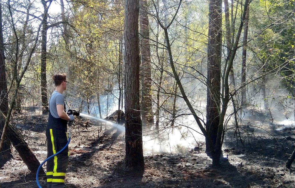 De bosbrand in #Belfeld is geblust. Wij gaan retour kazerne om onze spullen schoon te maken. Vanavond voeren we nog een nacontrole uit.