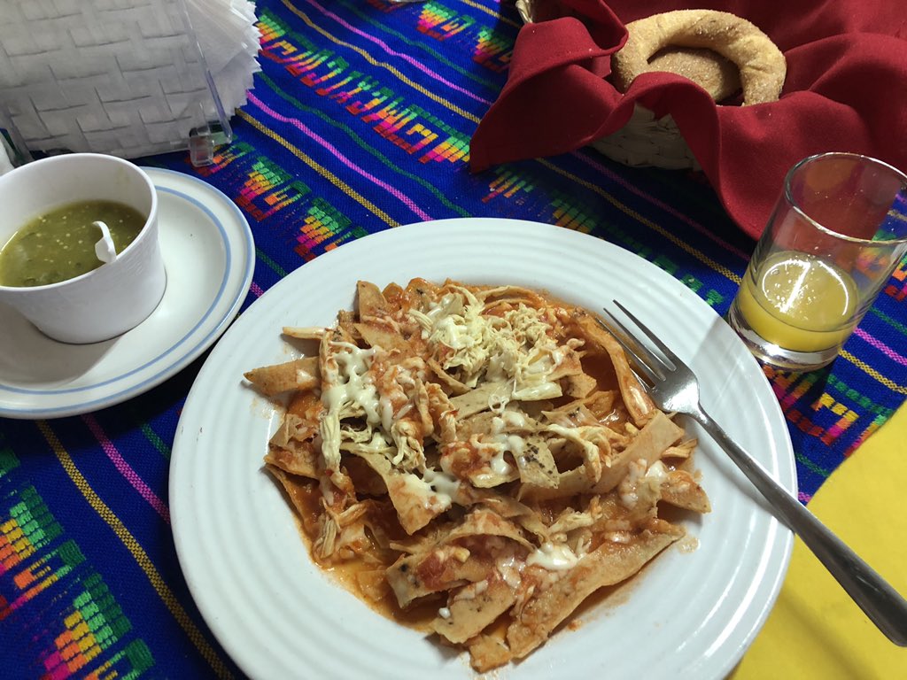 メキシコの朝食
鶏肉とチーズとトマトソースのトルティーヤ
サルサソースはお好みで