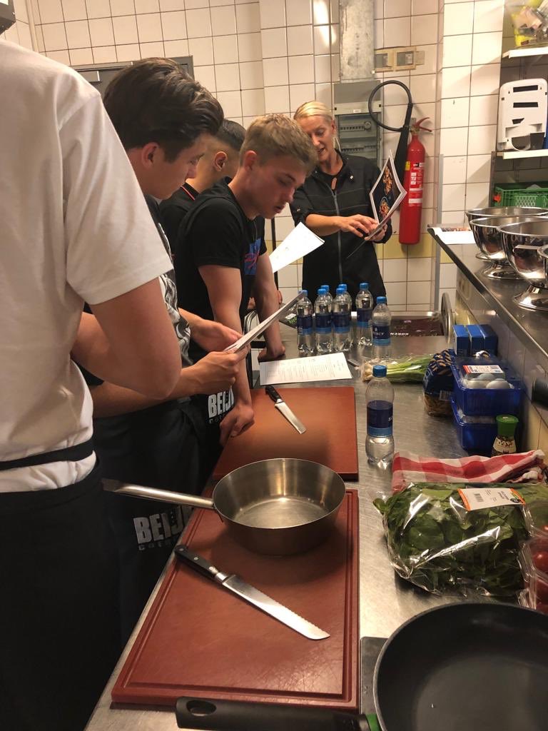 sch_akademy's tweet photo. Gister kreeg de #O19 groep een workshop koken. Dit maakt onderdeel uit van het Lifestyle en Maatschappij programma!  🍽💙 https://t.co/h7Ehgn4Lew