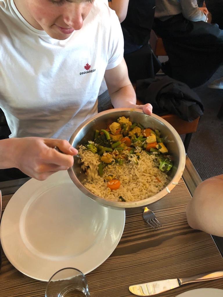 sch_akademy's tweet photo. Gister kreeg de #O19 groep een workshop koken. Dit maakt onderdeel uit van het Lifestyle en Maatschappij programma!  🍽💙 https://t.co/h7Ehgn4Lew