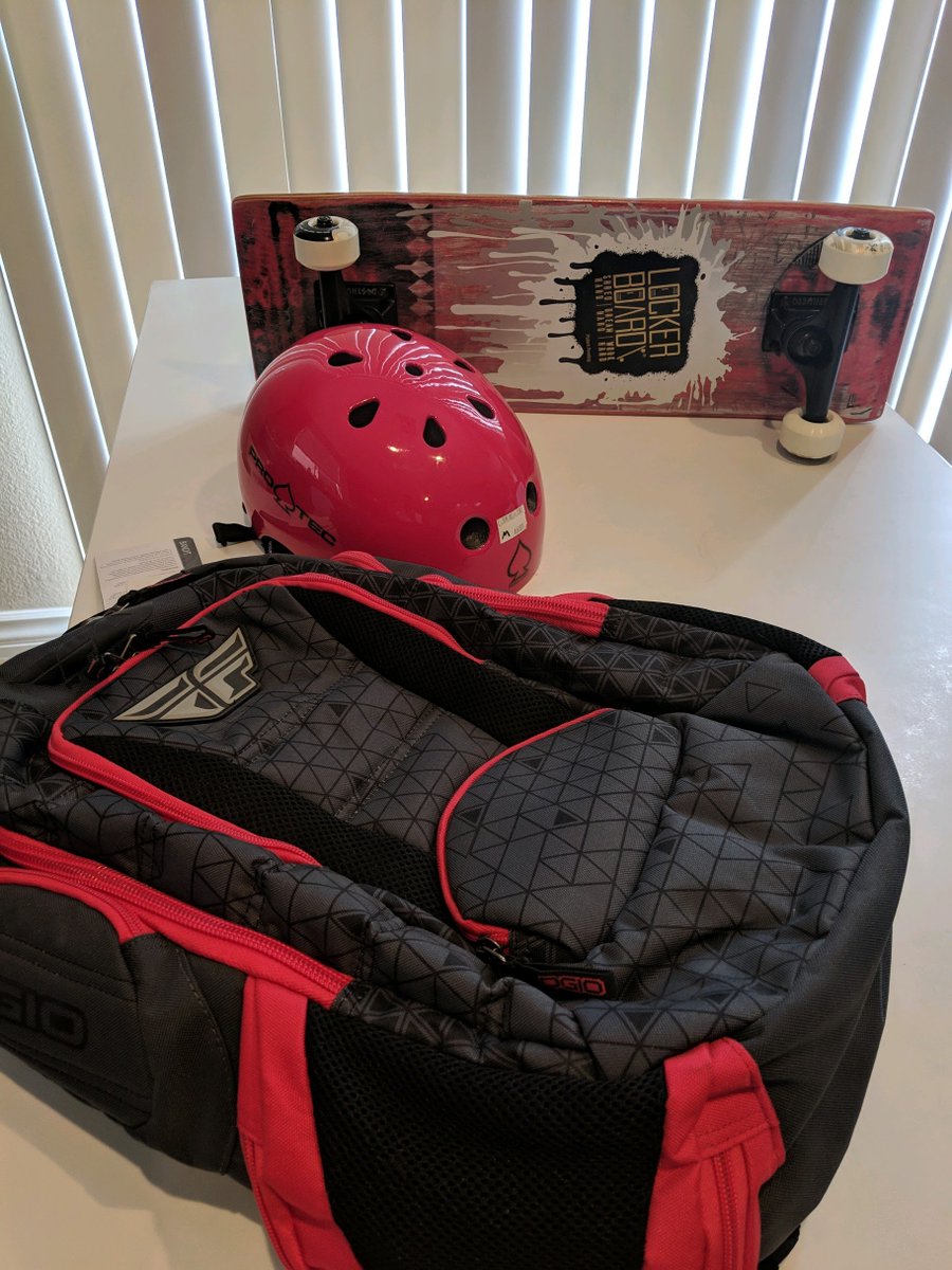 RegularKix's tweet photo. Enter to WIN this Locker Board skateboard package! This board actually fits in a school locker! Enter HERE -->> https://t.co/xKX5m65ZhP https://t.co/CUeO6DfCl7