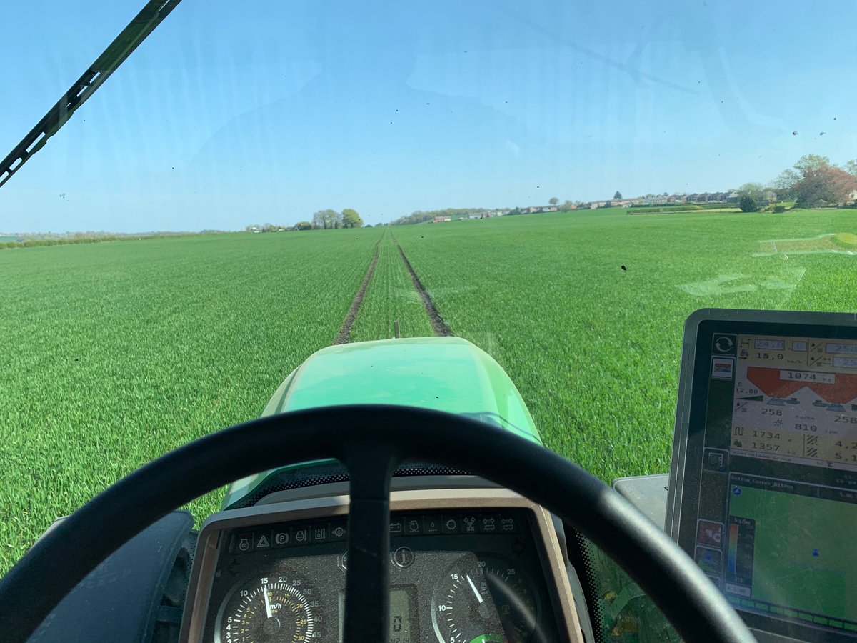 PhilParr1's tweet photo. Cracking day for throwing some variable rate N around @RhizaDigital #Johndeere #Kverneland #GEOspread https://t.co/Zj8BoHkkE9