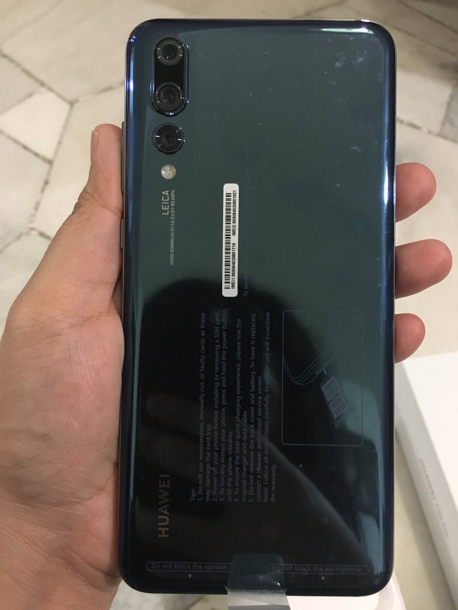 hananin0's tweet photo. Guys I’m letting go of this Huawei P20 Pro! Back plastic is still intact, no scratch, no dent, phone condition 9.8/10 tak tipu!! Previous owner is a very cautious lady. Full set, earphone never worn. RM1800 nego tipis sebab phone condition nice teruk 😭 DM is open. Sebarkan!!!!! https://t.co/Vgp4WQkkJC