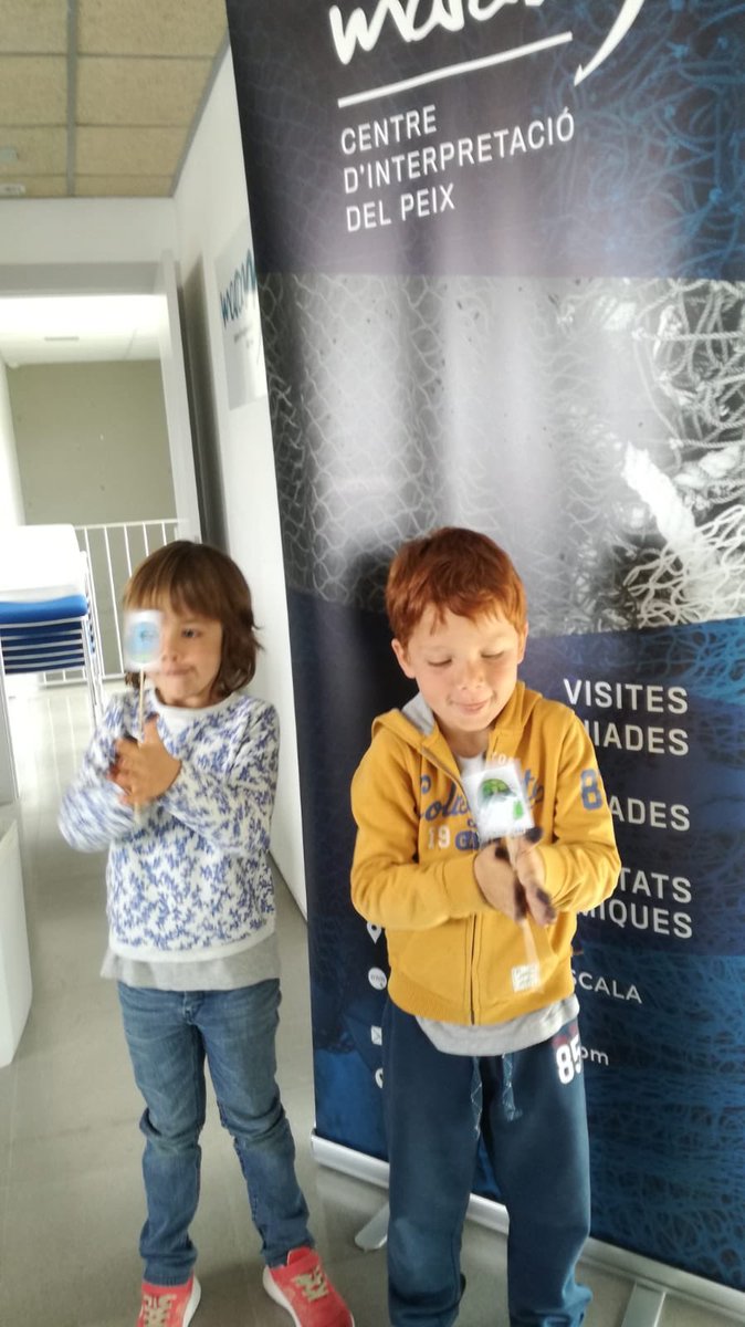 L'Aina i l'Eloi us han volgut ensenyar el  taumàtrop i el mòbil d'animals marins que han fet durant el taller d'avui. Han quedat fantastics!