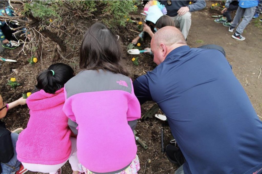 RutherfordPDNJ's tweet photo. Adopt-A-Cop April edition with the P.T.A. at the Kindergarten Center - April Showers Bring May Flowers. https://t.co/YRTtxA065h @rutherfordps #AdoptACop #RutherfordNJ #RutherfordPD #PTA #PBALocal300 https://t.co/SIZApHABzK