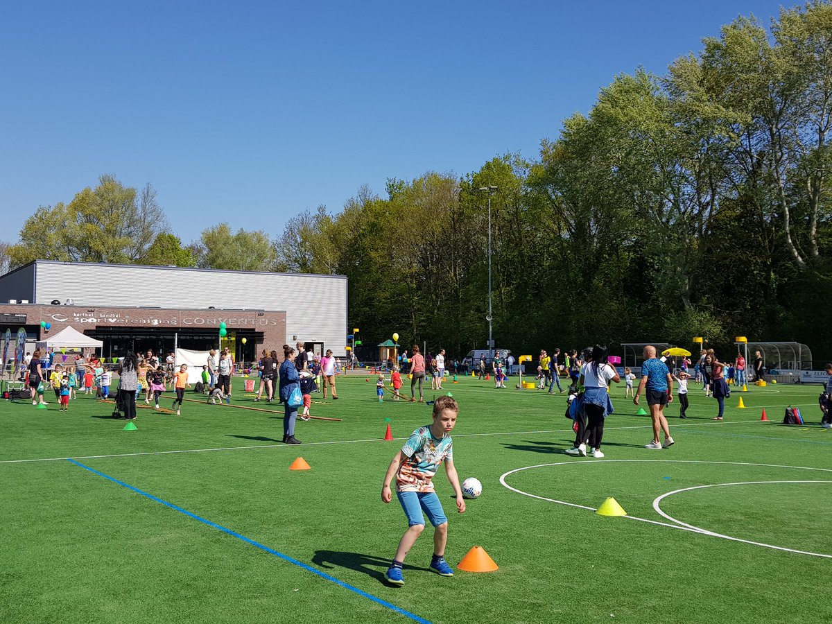 sandra_vat's tweet photo. Wat een gezelligheid vanmorgen bij het Toppie Sportfestijn, waarbij meer dan 200 kinderen van 3 tm 8 jaar op de velden van en in de zalen diverse sporten konden uitproberen. Dank weer aan alle vrijwilligers van de sportverenigingen en Toppie voor de organisatie #JOGG #Toppie https://t.co/fhLwo7B8xJ