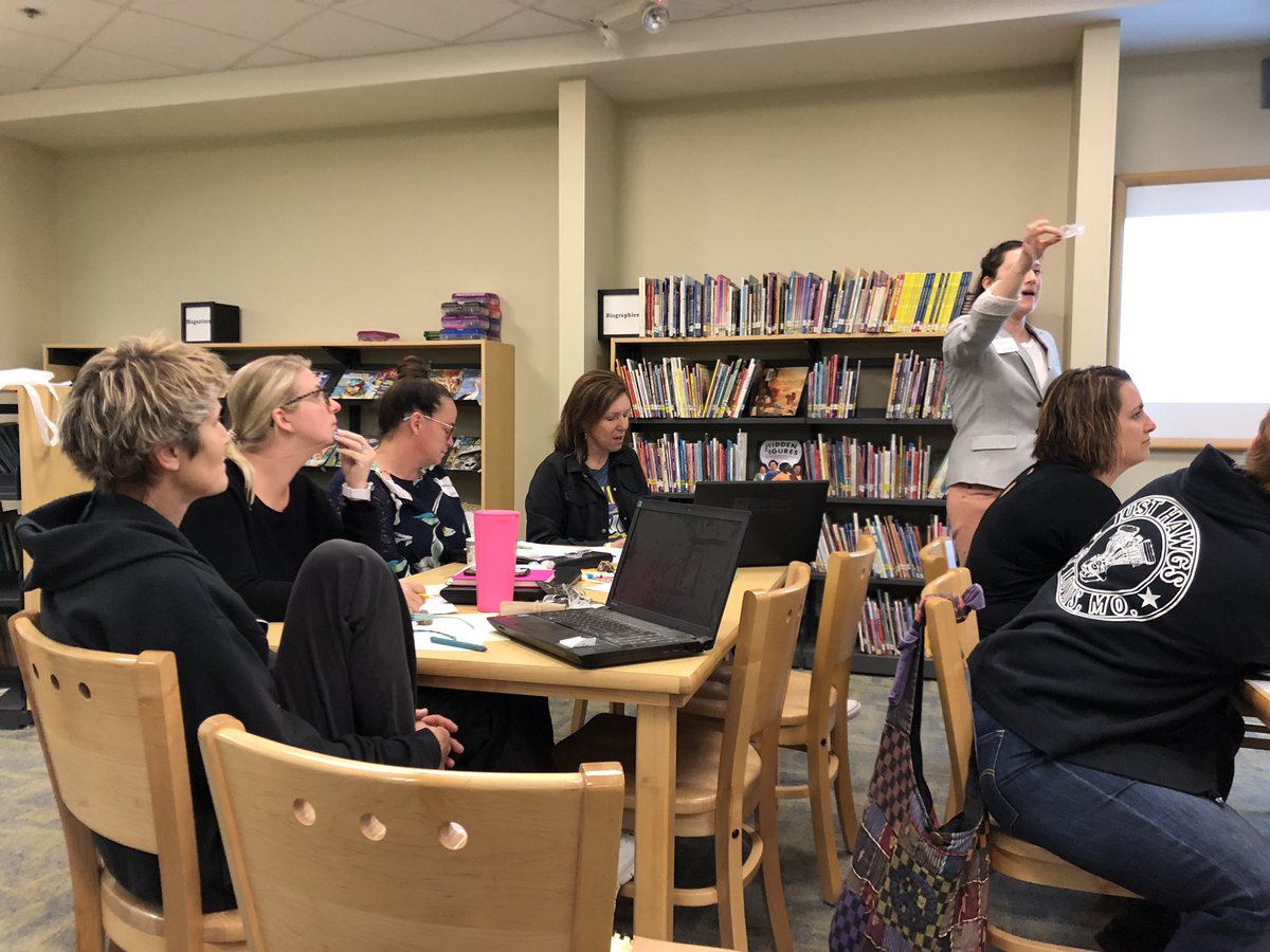 RSDlearning's tweet image. KG investigating rocks and learning about how to incorporate notebooking in Science #RitenourExcellence