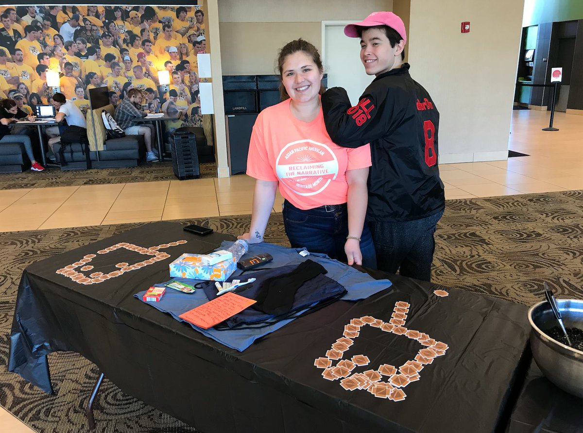 GiveABoxOrg's tweet photo. The MU and SIUE Asian American Associations partnered with @RabbaniyahYouth to package and distribute 75 care packages to the St. Louis homeless last weekend. MU AAA also hosted a boba tea fundraiser to fund the supplies. Thank you for all the support! 📦 #OneBoxAtATime https://t.co/cdUZIpbN4C