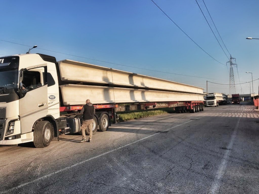 ipermontaggi's tweet photo. https://t.co/CQnECcT0Xq distribuiti in 35 metri di lunghezza 😮 Numeri che fanno percepire l'imponenza dei #tegoli Flic che stiamo posando quest'oggi 😎 
Siamo a Salzano VE per Manente Spurghi SRL! #pulizia #condotte #fognarie #trattamento #rifiuti https://t.co/o5XtryHhO5