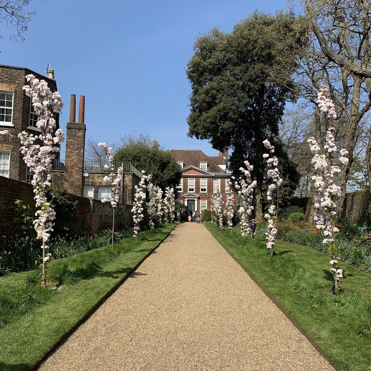 aladyinlondon's tweet photo. I couldn’t have asked for a more beautiful day for my birthday in London. It’s like the city knew I needed sunshine and warm weather today. ☀️🎂 https://t.co/fCGSKCAyri