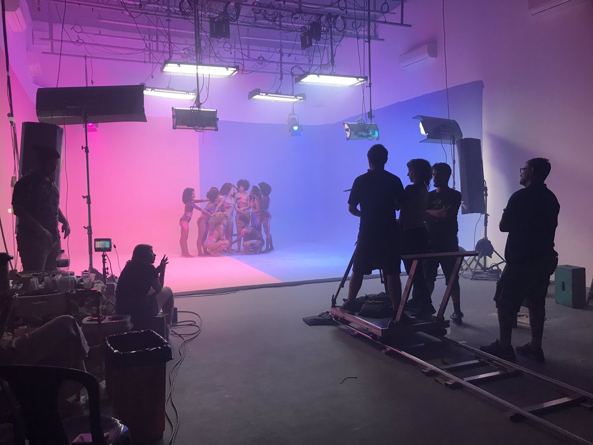 EstudioVertical's tweet photo. Está no ar! O clipe “Famoso” da @alunageorge está online no YouTube! 
Clipe lindo que foi gravado aqui no Estúdio Vertical. ✨

https://t.co/roCUaU6KdE https://t.co/UDPc47Kuh4