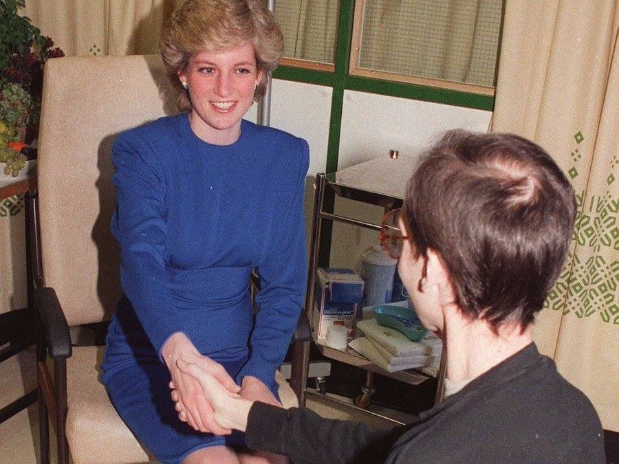 PrideInSurrey's tweet photo. On this day in 1987 Diana opened the UK’s first HIV &amp; AIDS care unit at Middlesex Hospital. She shook the hand of a patient. Diana knew she wouldn’t get HIV from a handshake and when the news went global, her gesture of understanding made sure millions of others knew this too https://t.co/FSkdxHzfSK