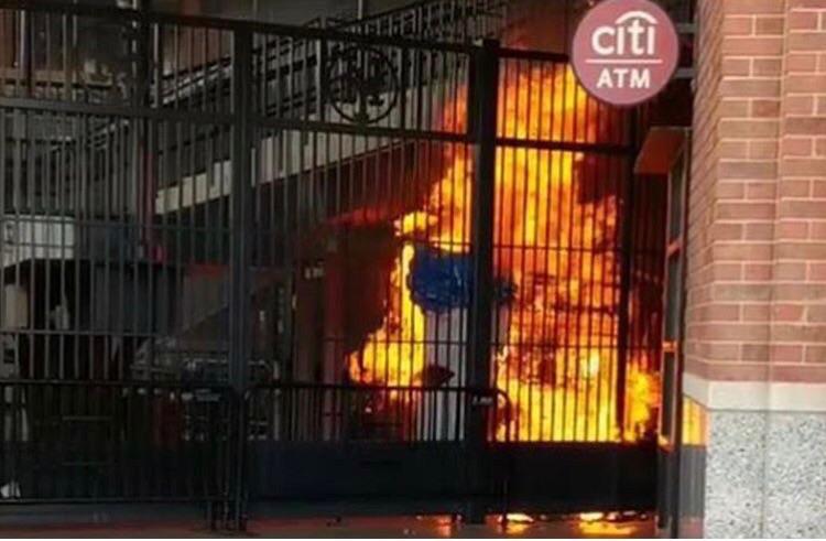 LVPowered's tweet photo. Hey mets fans its vargas friday... here's him warming up today 😂😂😑#mets #dumpsterfire #anyonebuthim #signkeuchel @GMBVW https://t.co/opJiF81suc