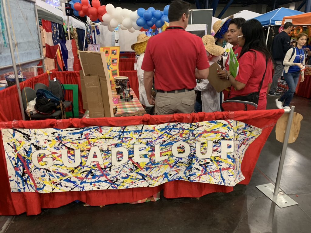 Mad_moiselle_Ju's tweet photo. Judges coming to visit the pits #firstlegoleague #fllhouston @FIRSTweets @firstlegoleague @CollegeSJP #fromgwadatohouston #gwadaroboteam2.0 https://t.co/gaT9lTjkd7